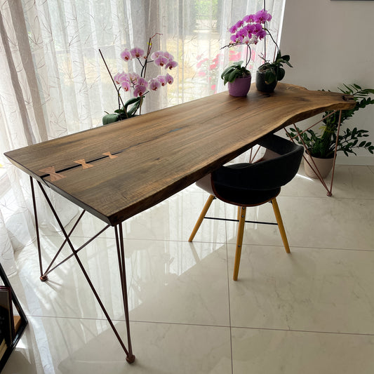 Moderner Live Edge Holzschreibtisch mit bronzenen Beinen
