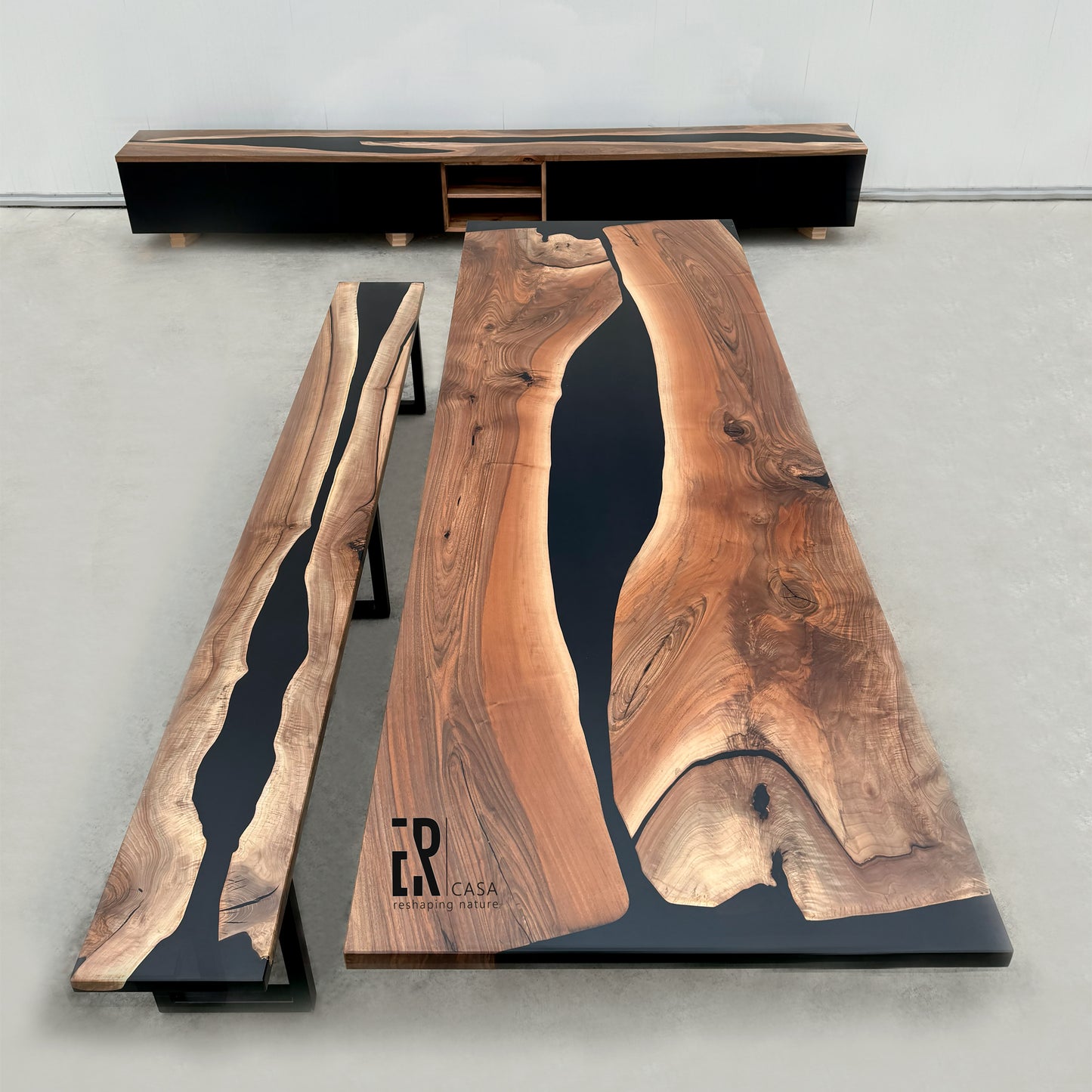 Passendes Tisch- und Bankset aus Holz und Epoxidharz