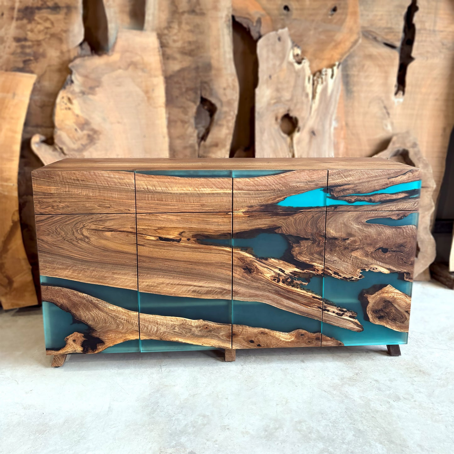 Buffetschrank aus Walnuss und Epoxidharz mit Schubladen