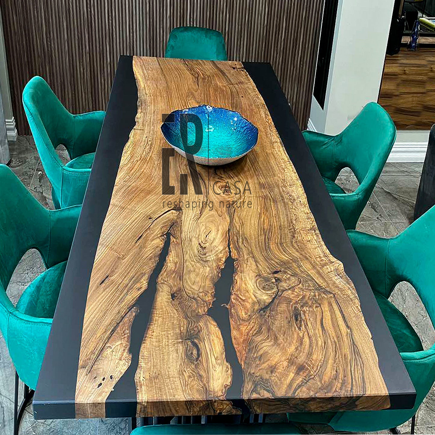 Esstisch aus Holz und schwarzem Epoxidharz