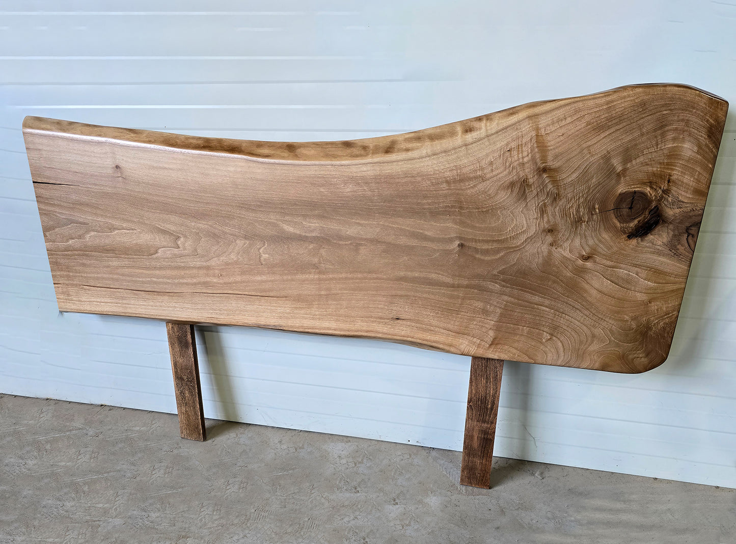 Kopfteil aus Live Edge-Holz