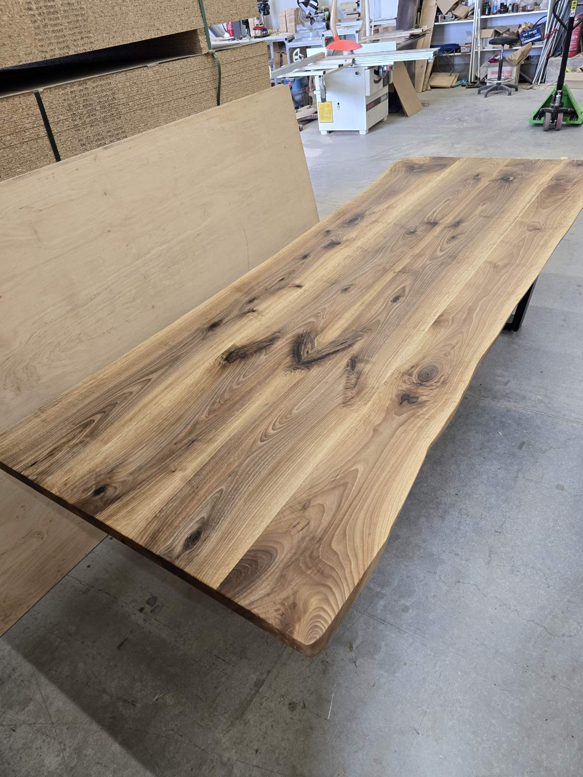 Table de conférence ovale en bois et résine époxy transparente