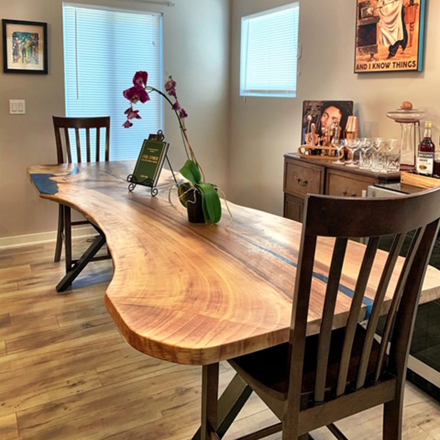Table rustique en bois de noyer d’une seule pièce