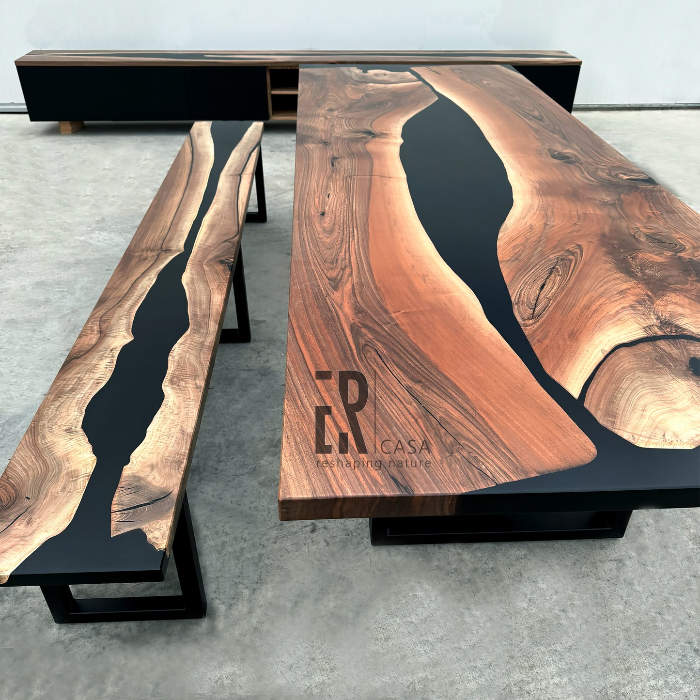 Passendes Tisch- und Bankset aus Holz und Epoxidharz