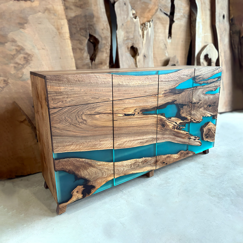 Buffetschrank aus Walnuss und Epoxidharz mit Schubladen
