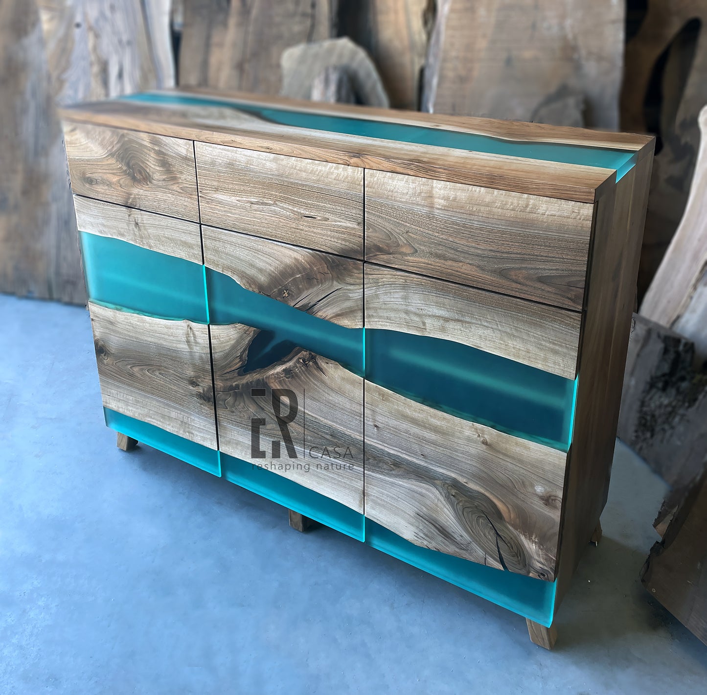 Moderne funktionale Kommode aus Walnussholz und Epoxidharz