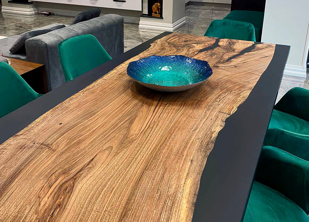 Esstisch aus Holz und schwarzem Epoxidharz