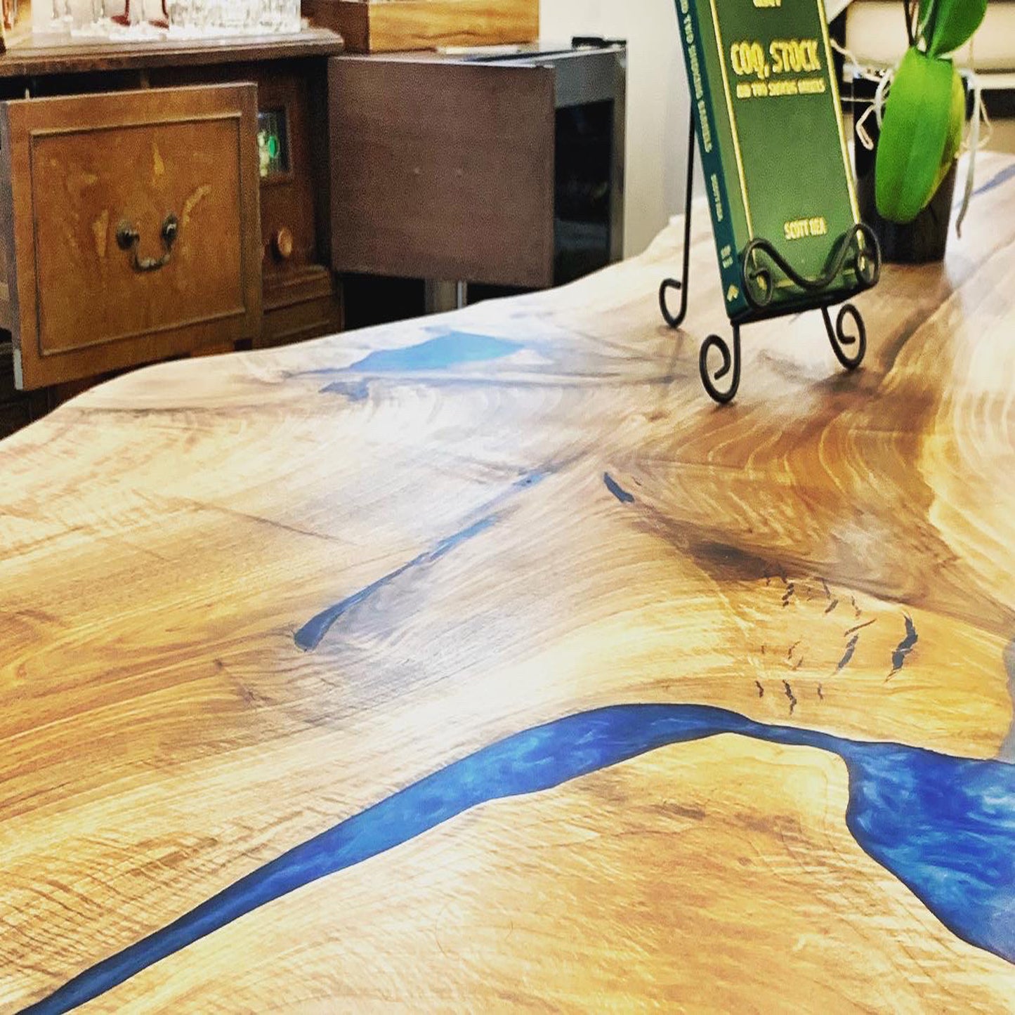 Table rustique en bois de noyer d’une seule pièce
