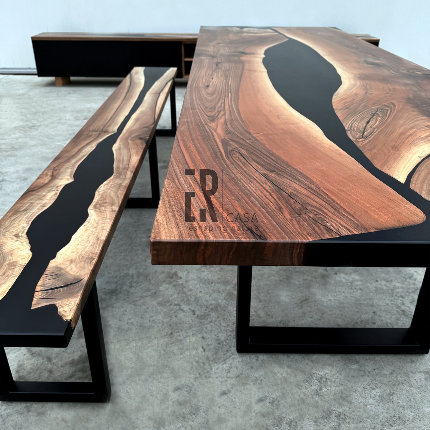 Passendes Tisch- und Bankset aus Holz und Epoxidharz