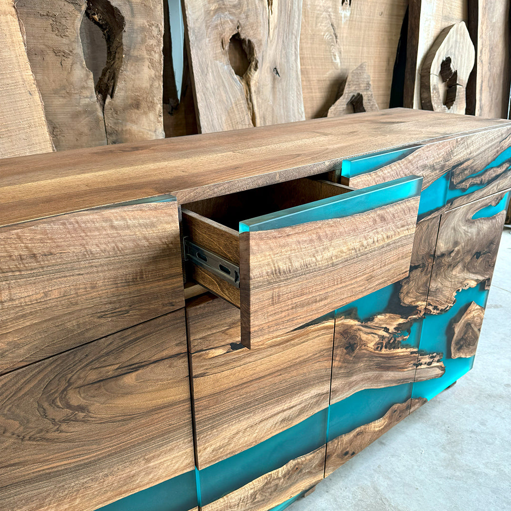 Buffetschrank aus Walnuss und Epoxidharz mit Schubladen
