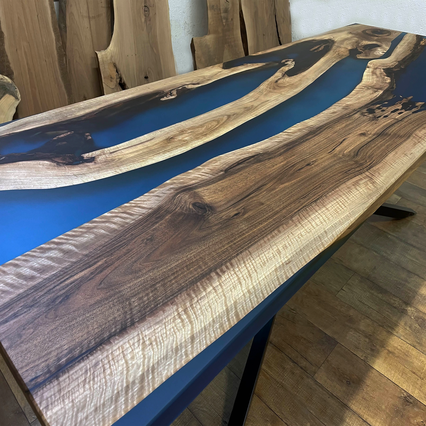 Table à manger en résine époxy trois nuances de bleu