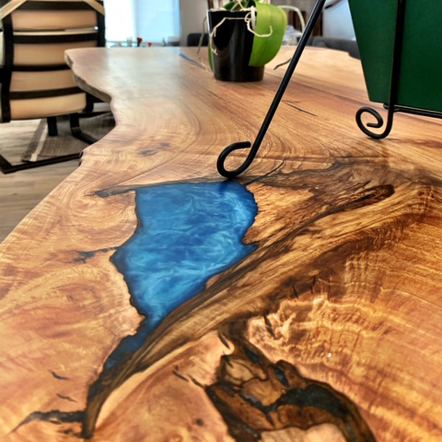 Table rustique en bois de noyer d’une seule pièce