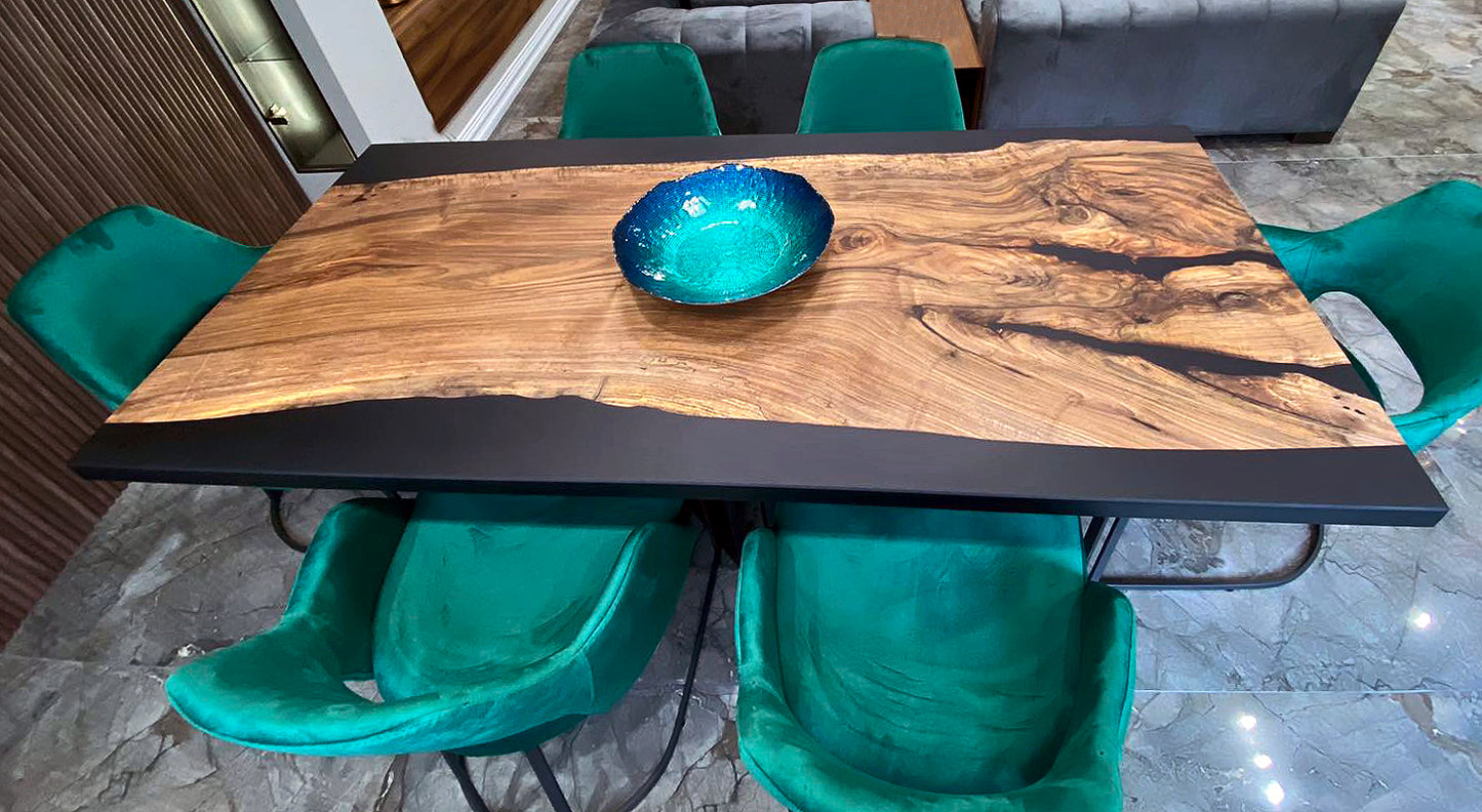 Esstisch aus Holz und schwarzem Epoxidharz