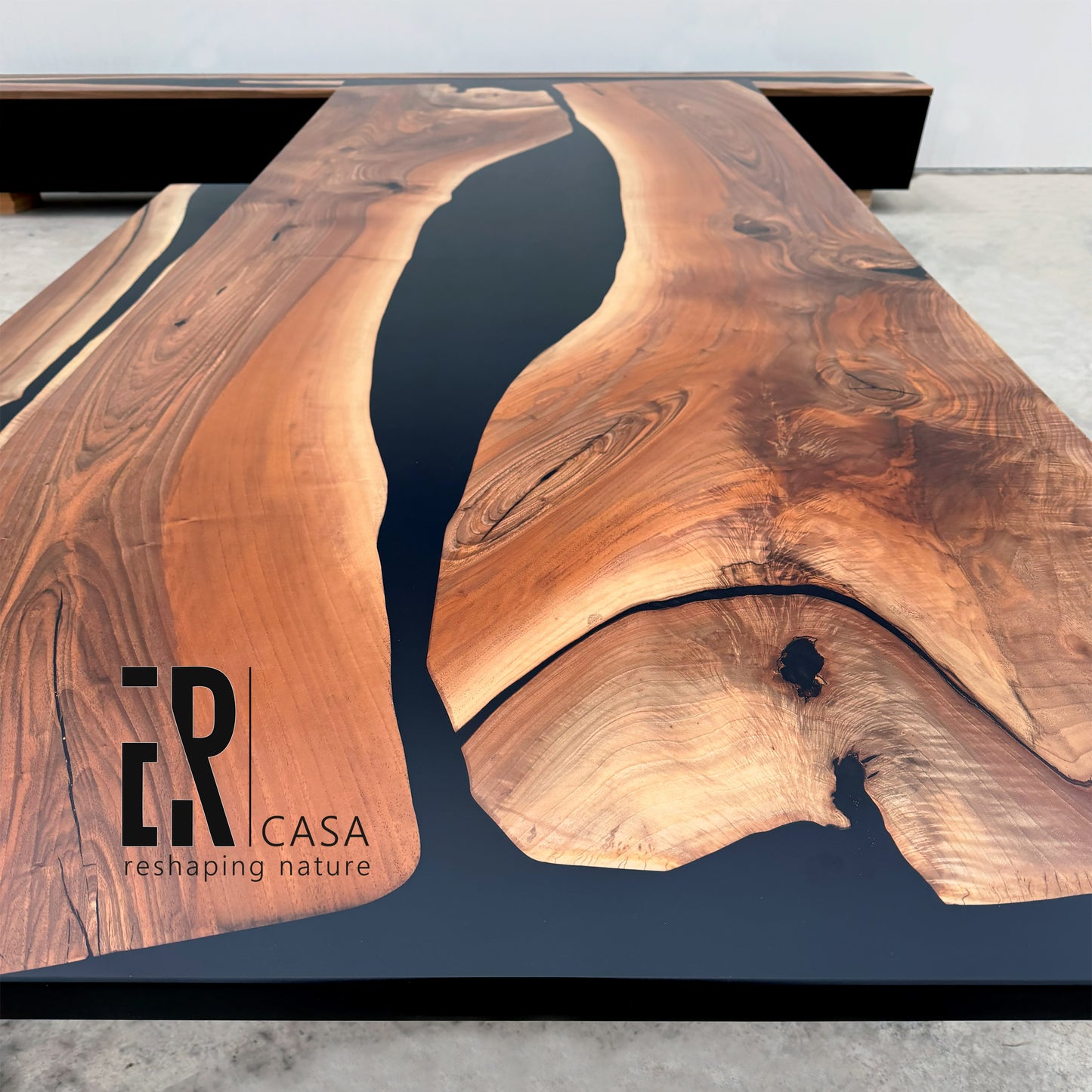 Passendes Tisch- und Bankset aus Holz und Epoxidharz
