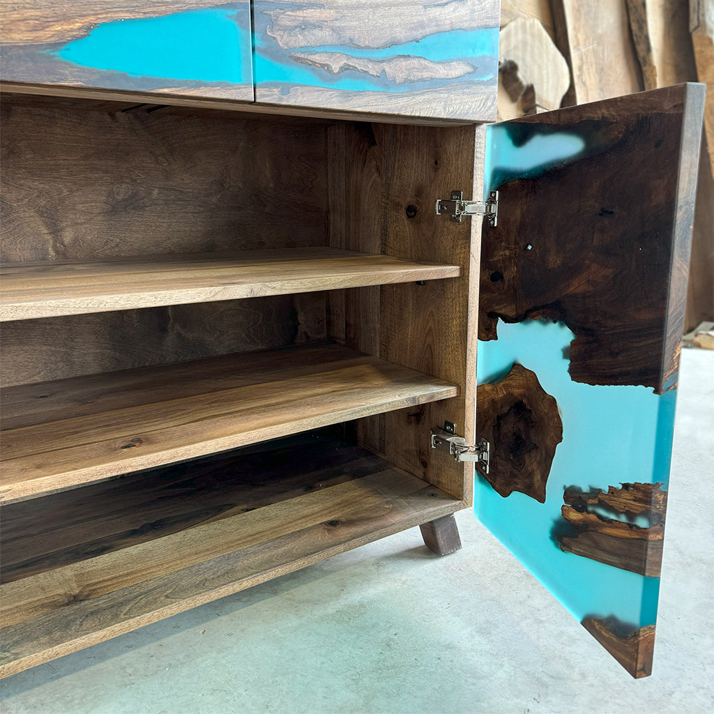 Buffetschrank aus Walnuss und Epoxidharz mit Schubladen