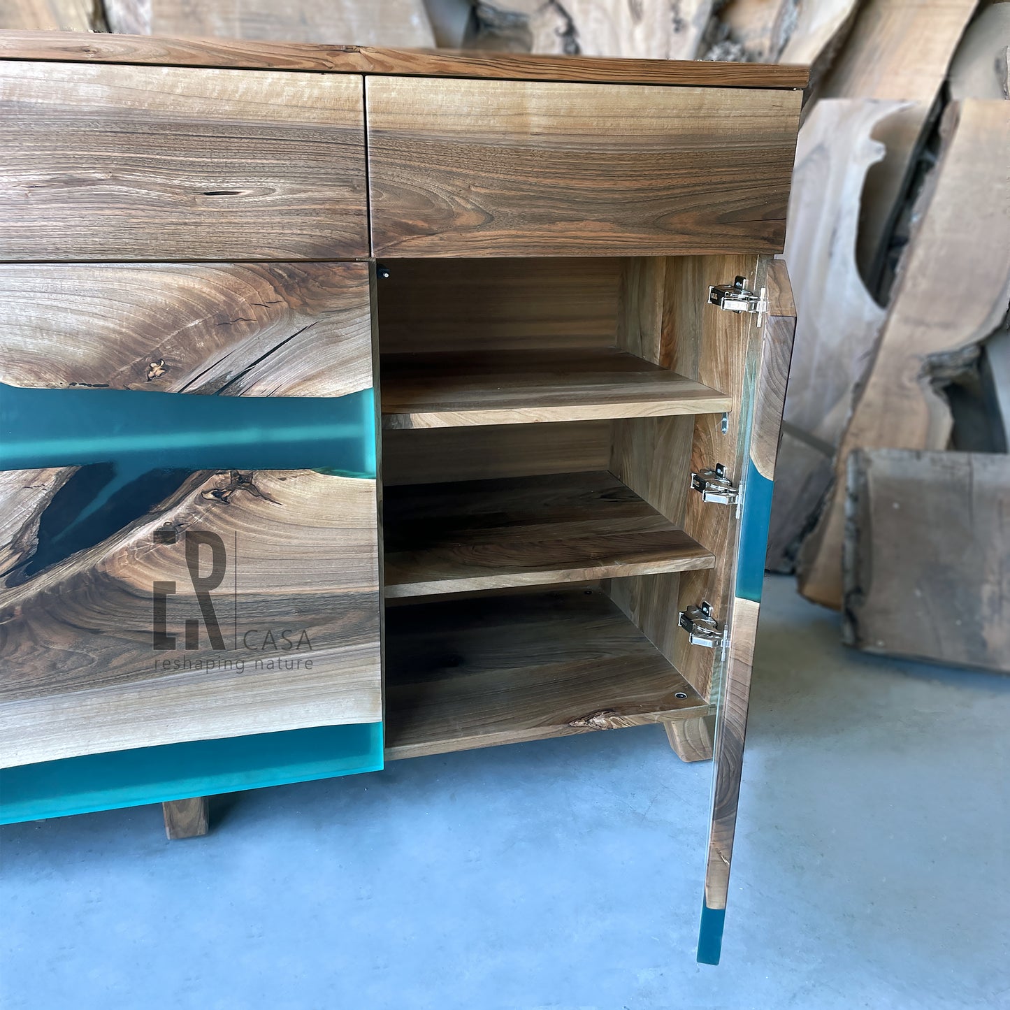 Moderne funktionale Kommode aus Walnussholz und Epoxidharz