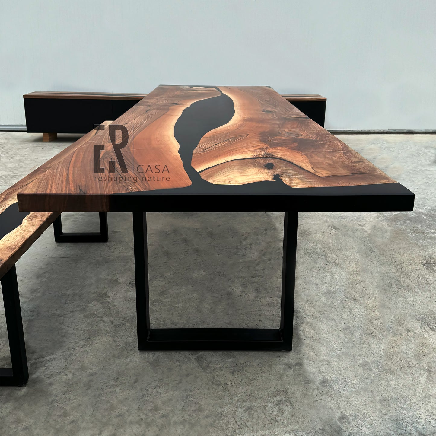 Passendes Tisch- und Bankset aus Holz und Epoxidharz