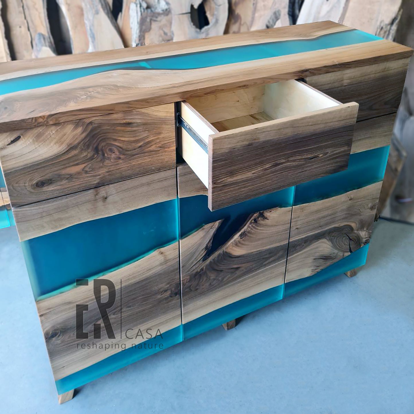 Moderne funktionale Kommode aus Walnussholz und Epoxidharz