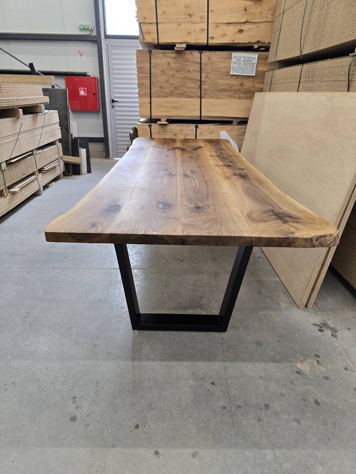 Table de conférence ovale en bois et résine époxy transparente