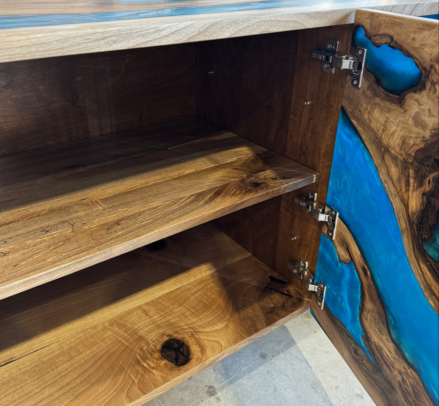 Sideboard aus Holz und Epoxidharz in Perltürkis