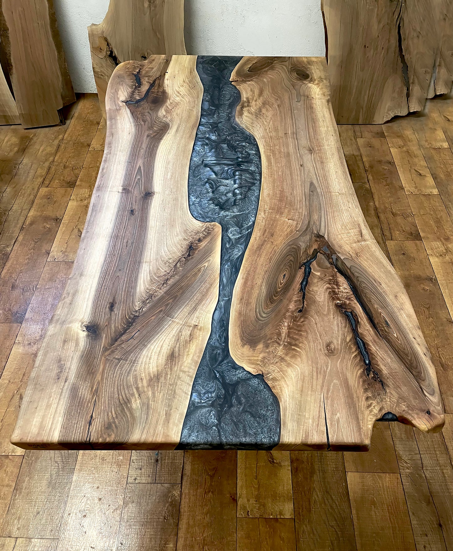 Table à manger en bois de noyer et résine époxy graphite