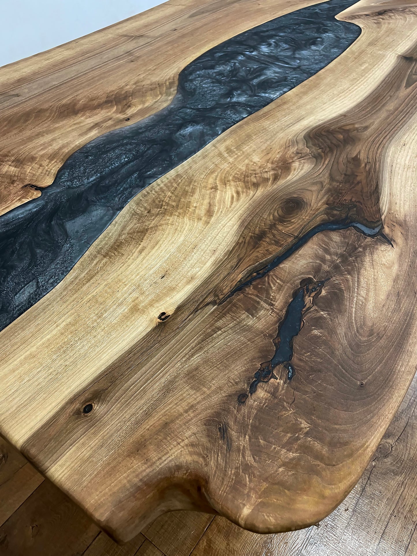 Table à manger en bois de noyer et résine époxy graphite