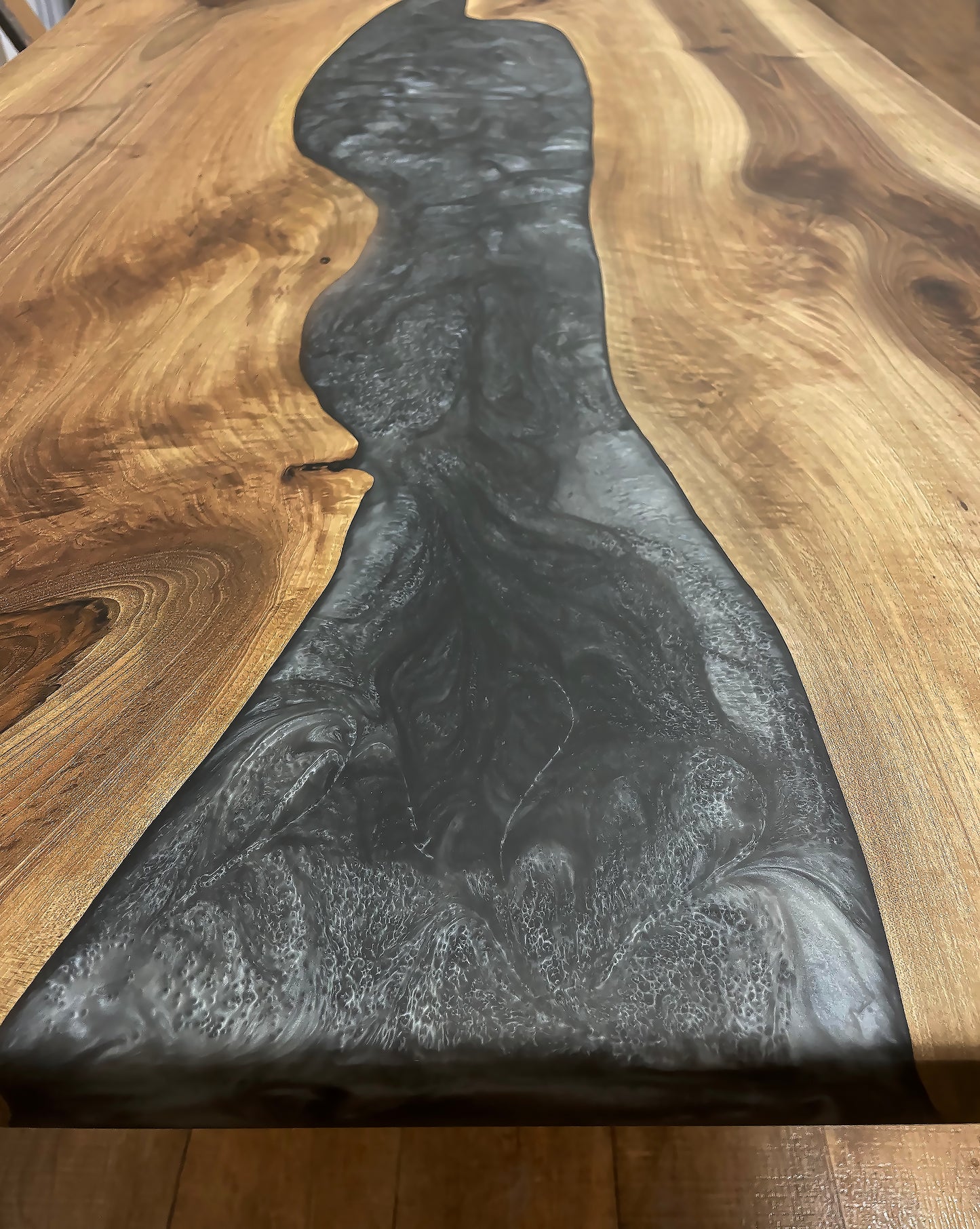 Table à manger en bois de noyer et résine époxy graphite
