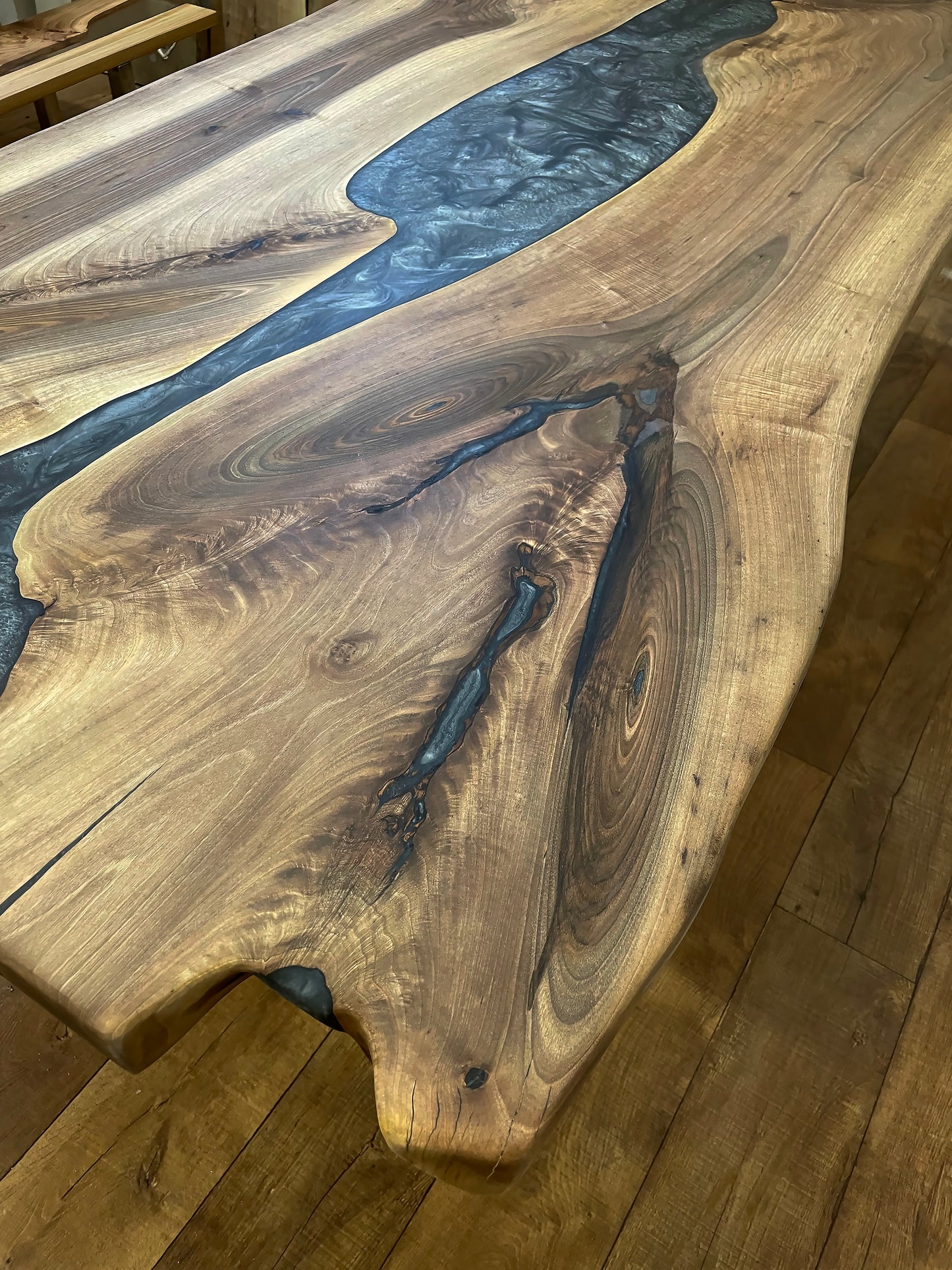 Table à manger en bois de noyer et résine époxy graphite