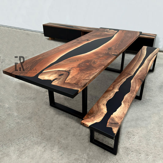 Passendes Tisch- und Bankset aus Holz und Epoxidharz