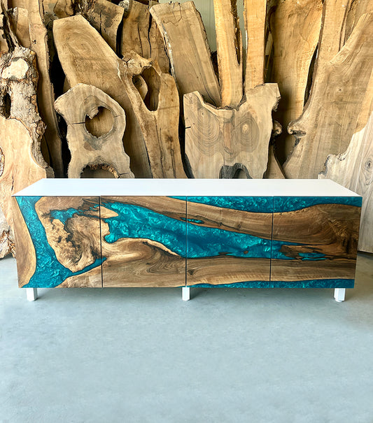Weißes Sideboard mit Türen aus Walnussholz und Epoxidharz