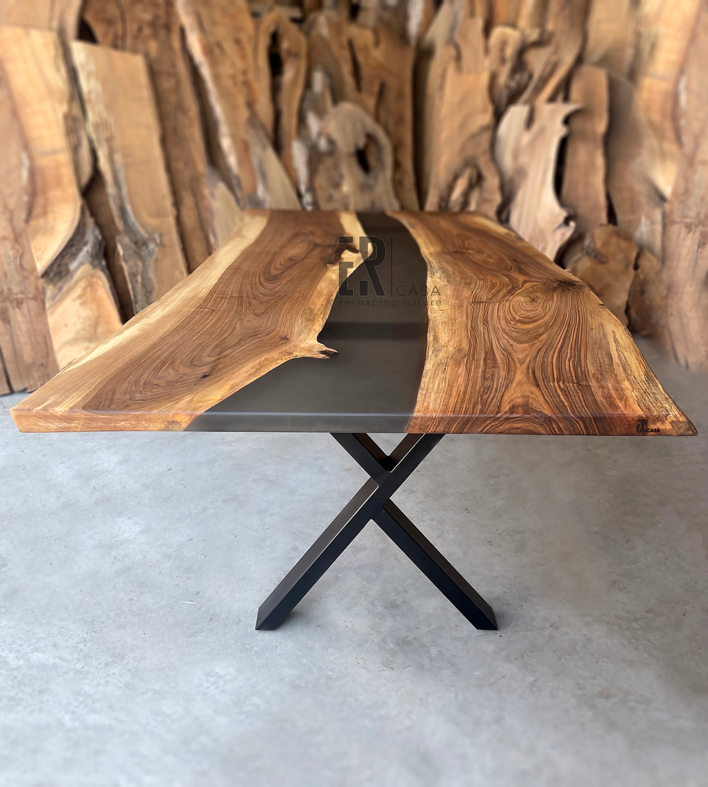 Table en bois de noyer et époxy noir transparent