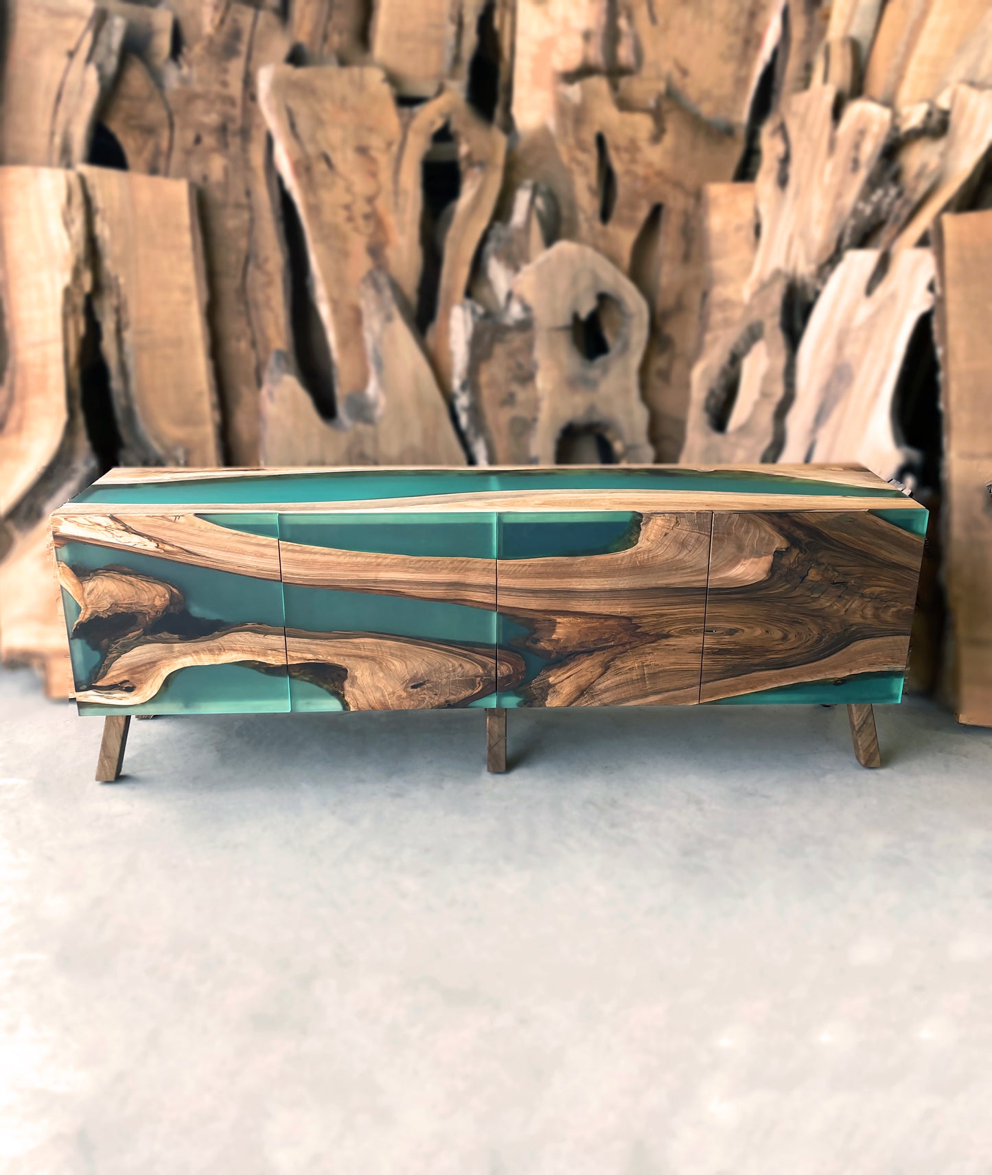 Sideboard aus Wasserfallholz und türkisfarbenem Harz