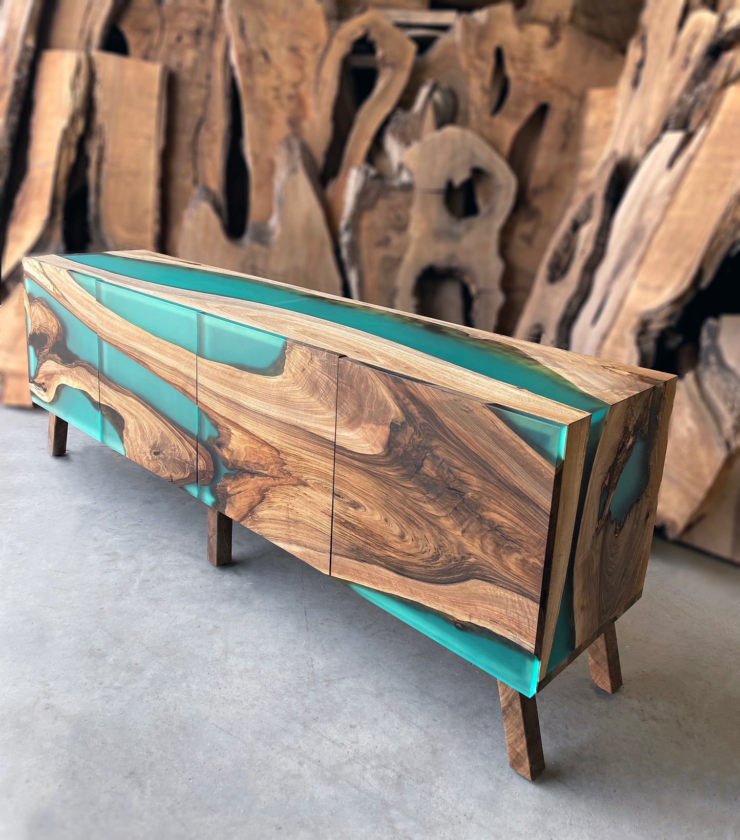Sideboard aus Wasserfallholz und türkisfarbenem Harz