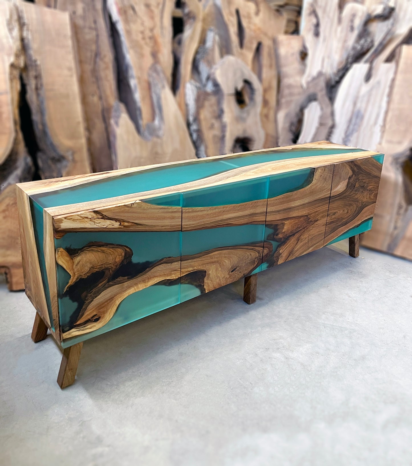 Sideboard aus Wasserfallholz und türkisfarbenem Harz