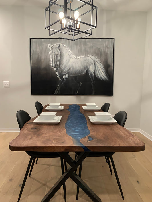 Esstisch aus dunklem Walnussholz mit Live Edge und tiefblauem Epoxidharz