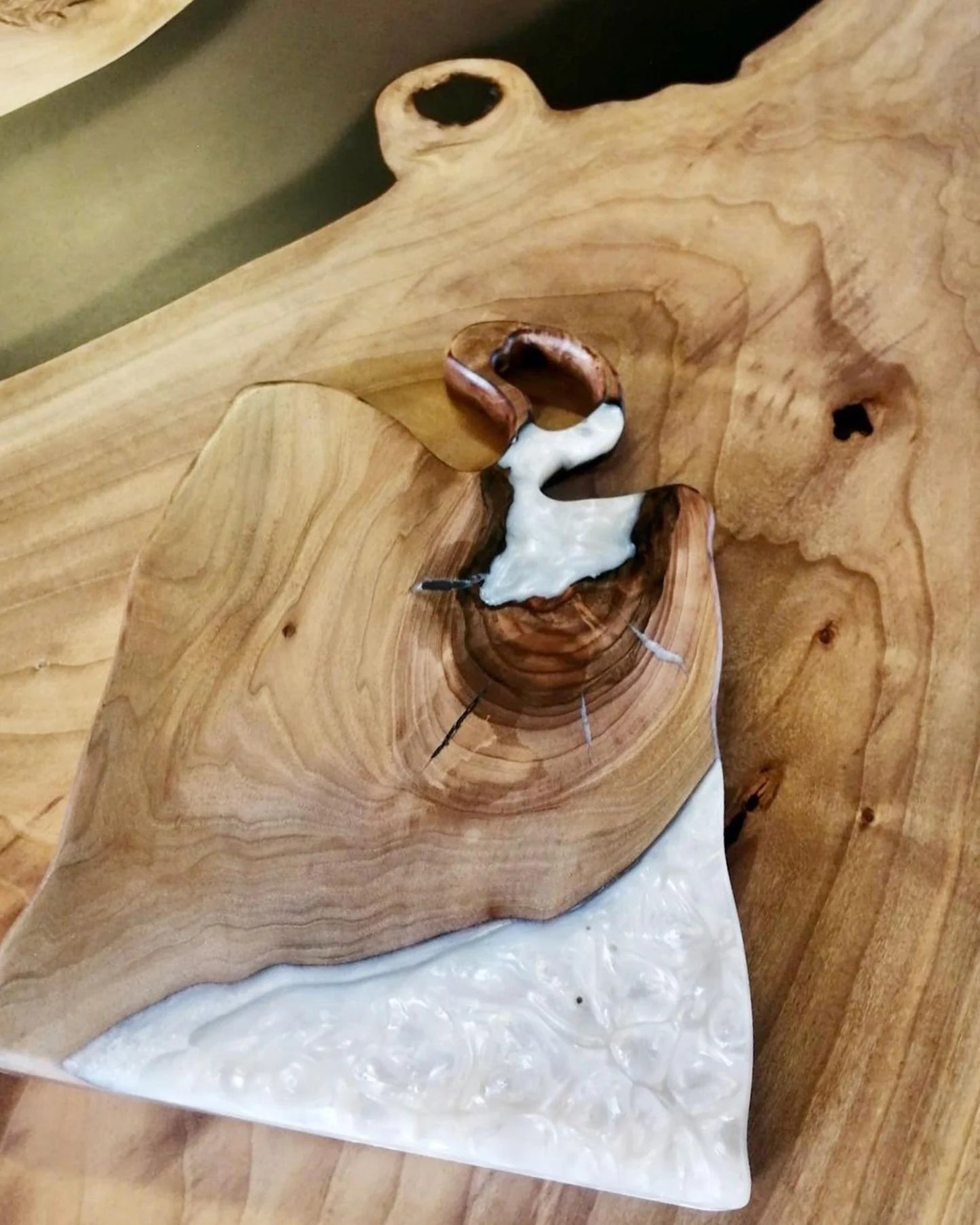 Dalle en bois de noyer et buffet époxy