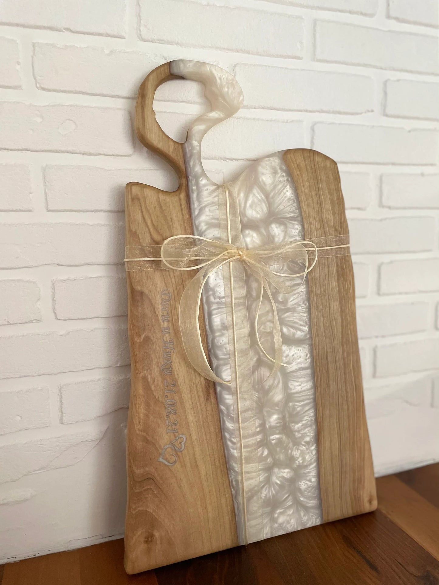Dalle en bois de noyer et buffet époxy
