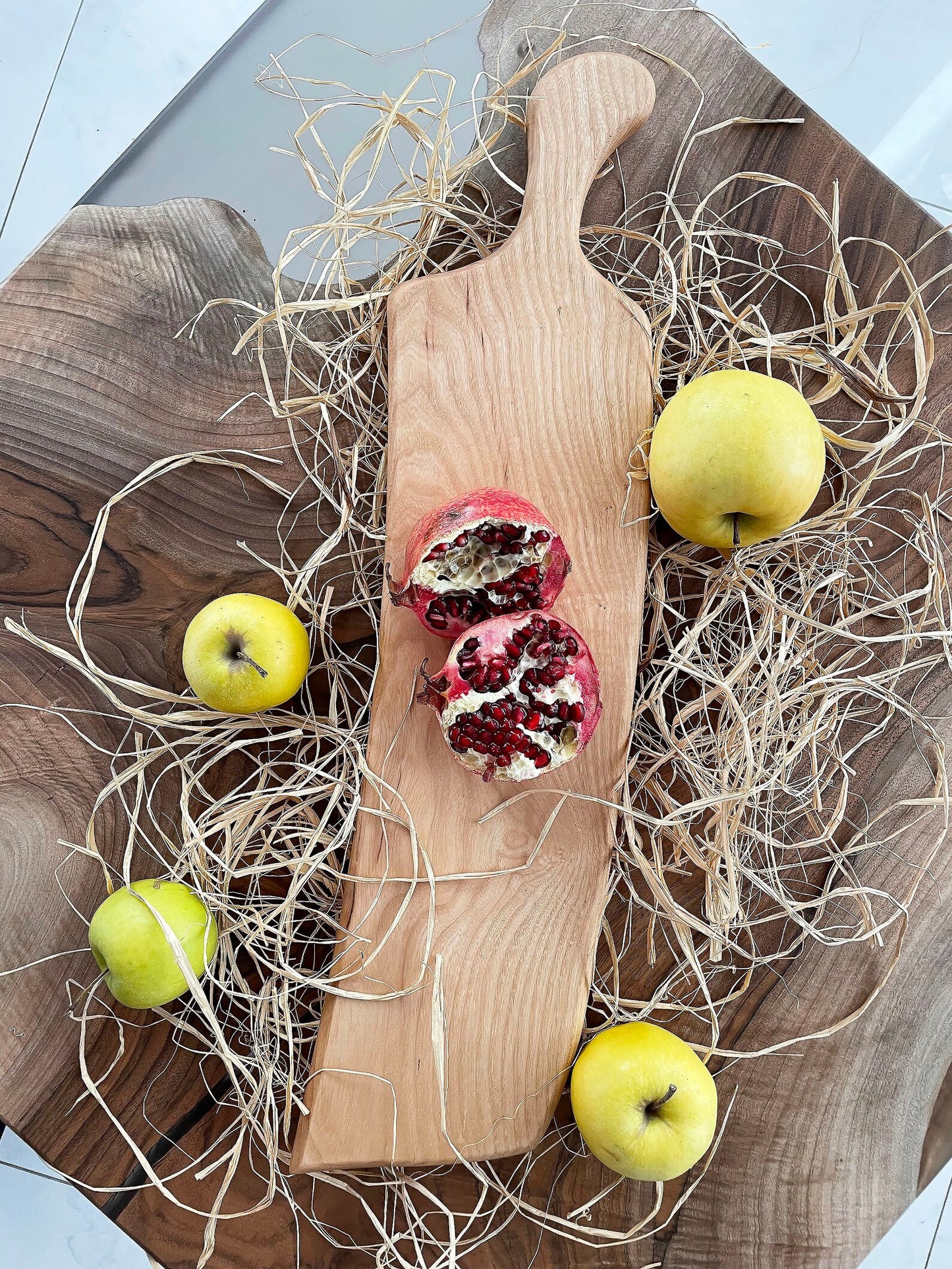 Dalle en bois de noyer et buffet époxy
