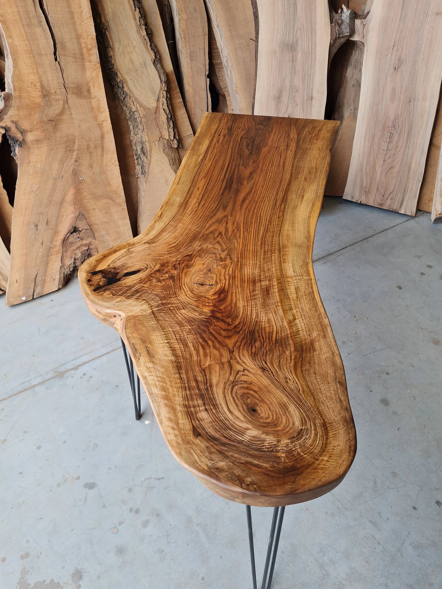 Bureau en dalles à bords bruts en bois massif