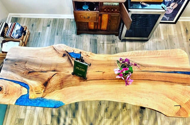 Table rustique en bois de noyer d’une seule pièce