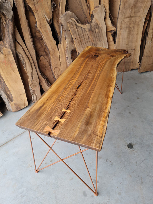 Schreibtisch aus Massivholz mit rohen Kanten