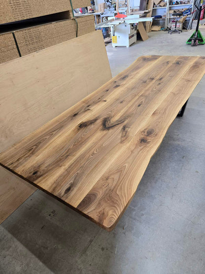 Table de conférence ovale en bois et résine époxy transparente