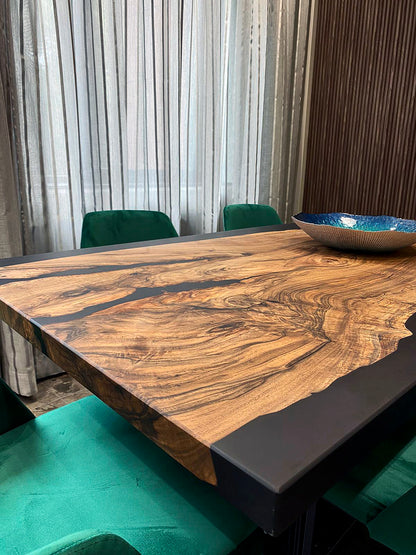 Table à manger en bois et résine époxy noire