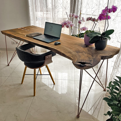 Bureau moderne en bois Live Edge avec pieds en bronze