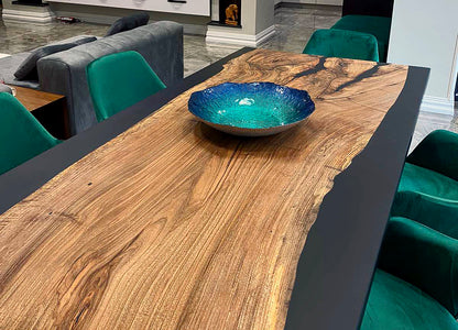 Table à manger en bois et résine époxy noire