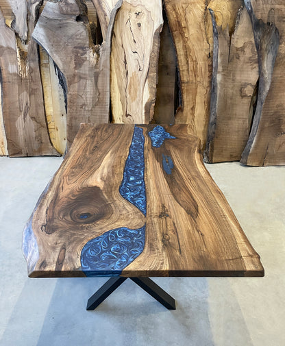 Table à manger en bois de noyer et résine époxy bleue