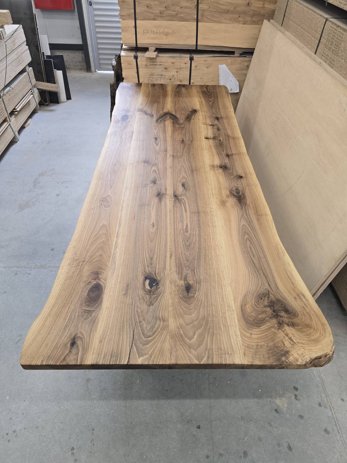 Table de conférence ovale en bois et résine époxy transparente
