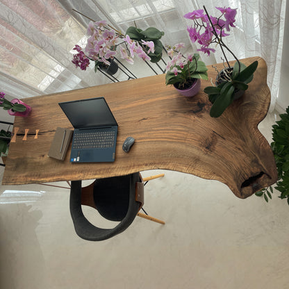 Bureau moderne en bois Live Edge avec pieds en bronze