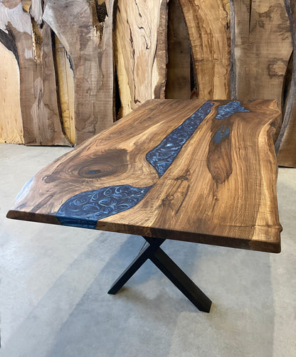 Table à manger en bois de noyer et résine époxy bleue