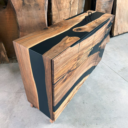 Credenza in legno di noce e resina epossidica nera opaca